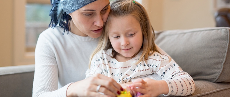 Moeder herstelt van kanker en speelt met kind
