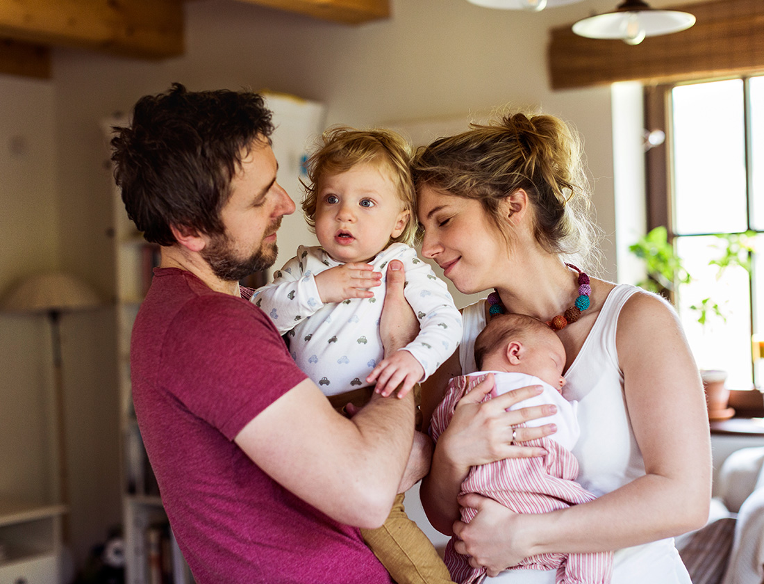 Vrolijke gezinsfoto met jonge kinderen